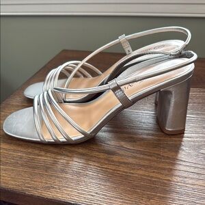Bella Vita Women's Metallic Silver Heels New size 8.5WW
